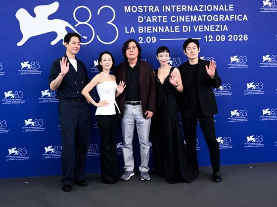 IPA88195673 - Venice, 83rd Venice International Film Festival 2026 - Day 5 - Photocall for the film Ga-neung-han Sa-rang (Possible Love) . Pictured: Jo In-sung, Cho Yeo-jeong, Director Lee Chang-dong, Jeon Do-yeon, and Seol Kyeon  Copyright: xAlbertoxTerenghix xPoolxPhotoxEventsx08x 88195673