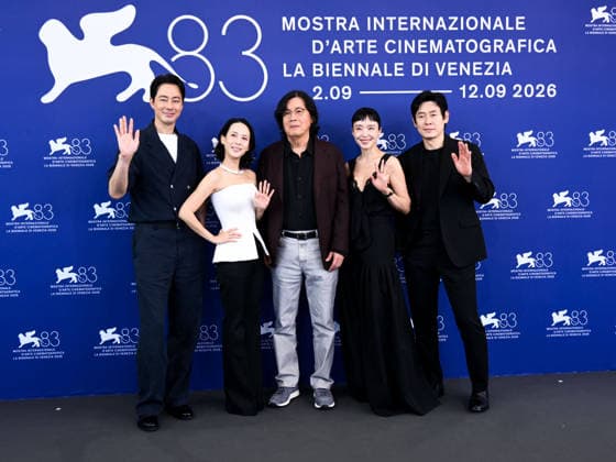 IPA88195675 - Venice, 83rd Venice International Film Festival 2026 Day 5 Photocall for the film Ga-neung-han Sa-rang (Possible Love). Pictured: Jo In-sung, Cho Yeo-jeong, Director Lee Chang-dong, Jeon Do-yeon, and Seol Kyeon  Copyright: xAlbertoxTerenghix xPoolxPhotoxEventsx08x 88195675