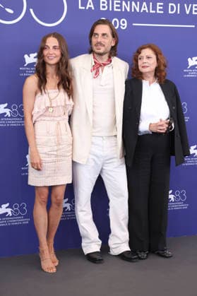 Alicia Vikander, Luca Marinelli, and Susan Sarandon at the photocall for the film *The Echo Chamber* at the 2026 Venice Biennale—the 83rd Venice International Film Festival—at the Palazzo del Casino in Venice, September 6, 2026 Foto:xD.xBedrosianx xFuturexImagex echo_6936