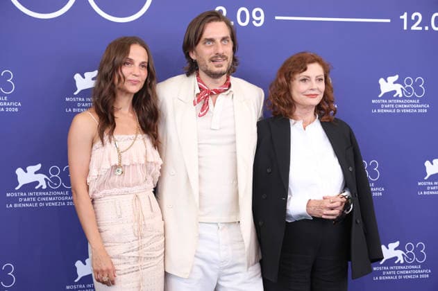 Alicia Vikander, Luca Marinelli, and Susan Sarandon at the photocall for the film *The Echo Chamber* at the 2026 Venice Biennale—the 83rd Venice International Film Festival—at the Palazzo del Casino in Venice, September 6, 2026 Foto:xD.xBedrosianx xFuturexImagex echo_6937