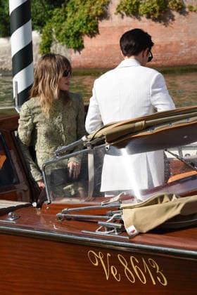 IPA88198263 - Venice: The cast of the film *Primetime* arrives at the Hotel Excelsior s pier for the red carpet. Alicia Vikander and Sarandon-Geena Davis were also spotted; pictured are Robert Pattinson and Suki Waterhouse.  Copyright: xFRANCESCAxVIECELIx xFrancescaxViecelix 88198263