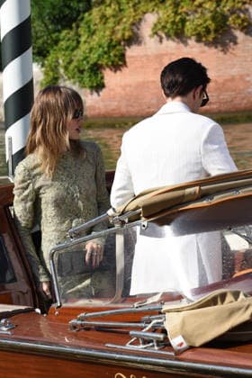 IPA88198265 - Venice: The cast of the film *Primetime* arrives at the Hotel Excelsior s pier for the red carpet. Alicia Vikander and Sarandon-Geena Davis were also spotted; pictured are Robert Pattinson and Suki Waterhouse.  Copyright: xFRANCESCAxVIECELIx xFrancescaxViecelix 88198265