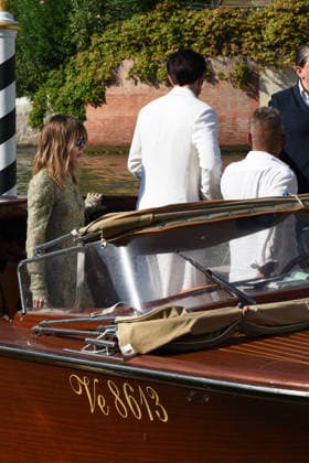 IPA88198266 - Venice: The cast of the film *Primetime* arrives at the Hotel Excelsior s pier for the red carpet. Alicia Vikander and Sarandon-Geena Davis were also spotted; pictured are Robert Pattinson and Suki Waterhouse.  Copyright: xFRANCESCAxVIECELIx xFrancescaxViecelix 88198266