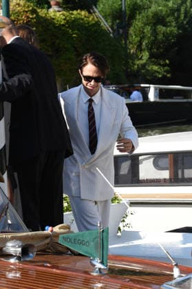 IPA88198267 - Venice: The cast of the film *Primetime* arrives at the Hotel Excelsior s pier for the red carpet. Alicia Vikander and Sarandon-Geena Davis were also spotted; pictured is Robert Pattinson.  Copyright: xFRANCESCAxVIECELIx xFrancescaxViecelix 88198267