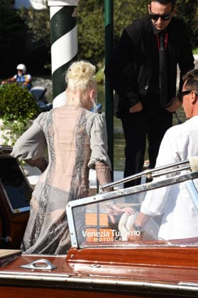 IPA88198278 - Venice: The cast of the film *Primetime* arrives at the Hotel Excelsior™s pier for the red carpet. Alicia Vikander and Sarandon-Geena Davis were also spotted; pictured is Phoebe Bridgers.  Copyright: xFRANCESCAxVIECELIx xFrancescaxViecelix 88198278