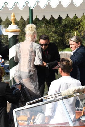 IPA88198279 - Venice: The cast of the film *Primetime* arrives at the Hotel Excelsior™s pier for the red carpet. Alicia Vikander and Sarandon-Geena Davis were also spotted; pictured here is Phoebe Bridgers.  Copyright: xFRANCESCAxVIECELIx xFrancescaxViecelix 88198279
