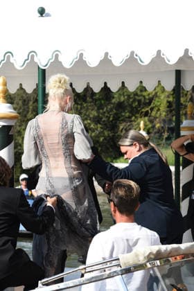 IPA88198280 - Venice: The cast of the film *Primetime* arrives at the Hotel Excelsior s pier for the red carpet. Alicia Vikander and Sarandon-Geena Davis were also spotted; pictured is Phoebe Bridgers.  Copyright: xFRANCESCAxVIECELIx xFrancescaxViecelix 88198280