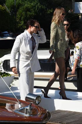 IPA88198272 - Venice: The cast of the film *Primetime* arrives at the Hotel Excelsior™s pier for the red carpet. Alicia Vikander and Sarandon-Geena Davis were also spotted; pictured are Robert Pattinson and Suki Waterhouse.  Copyright: xFRANCESCAxVIECELIx xFrancescaxViecelix 88198272