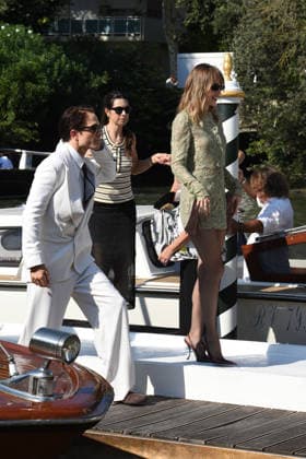 IPA88198273 - Venice: The cast of the film *Primetime* arrives at the Hotel Excelsior s pier for the red carpet. Alicia Vikander and Sarandon-Geena Davis were also spotted; pictured are Robert Pattinson and Suki Waterhouse.  Copyright: xFRANCESCAxVIECELIx xFrancescaxViecelix 88198273