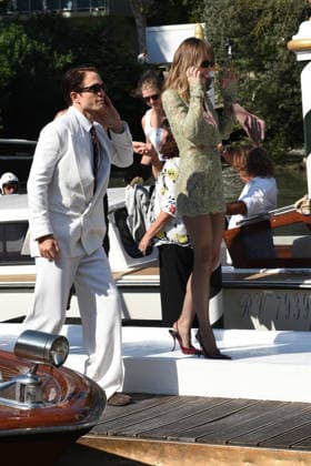 IPA88198274 - Venice: The cast of the movie *Primetime* arrives at the Hotel Excelsior™s pier for the red carpet. Alicia Vikander and Sarandon-Geena Davis were also spotted; pictured are Robert Pattinson and Suki Waterhouse.  Copyright: xFRANCESCAxVIECELIx xFrancescaxViecelix 88198274