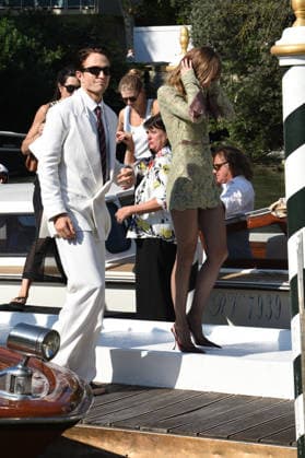 IPA88198275 - Venice: The cast of the film *Primetime* arrives at the Hotel Excelsior™s pier for the red carpet. Alicia Vikander and Sarandon-Geena Davis were also spotted; pictured are Robert Pattinson and Suki Waterhouse.  Copyright: xFRANCESCAxVIECELIx xFrancescaxViecelix 88198275