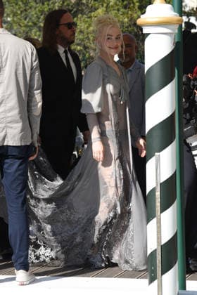 IPA88198282 - Venice: The cast of the film *Primetime* arrives at the Hotel Excelsior™s pier for the red carpet. Alicia Vikander and Sarandon-Geena Davis were also spotted; pictured is Phoebe Bridgers.  Copyright: xFRANCESCAxVIECELIx xFrancescaxViecelix 88198282