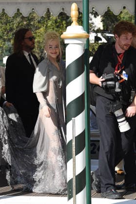 IPA88198283 - Venice: The cast of the film *Primetime* arrives at the Hotel Excelsior™s pier for the red carpet. Alicia Vikander and Sarandon-Geena Davis were also spotted; pictured here is Phoebe Bridgers.  Copyright: xFRANCESCAxVIECELIx xFrancescaxViecelix 88198283