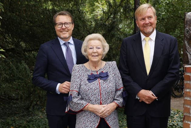 Prinzessin Beatrix von den den Niederlanden und ihre Soehne Koenig Willem-Alexander und Prinz Constantijn bei ihrem Besuch in der Geburtsstadt von Claus von Amsberg im niedersächssischen Htzacker am 6.09.2026 in Deutschland. Im Rahmen ihres Besuches stand eine Stadbesichtigung, Eintrag in das Goldene Buch und eine Königslinde Baumpflanzung in der Kleinstadt bei Hamburg auf dem Programm. Princess Beatrix of the Netherlands and her sons King Willem-Alexander and Prince Constantijn during their visit to Hitzacker, Lower Saxony- the birthplace of Prince Claus von Amsberg- on September 6, 2026 in Germany. Their visit to the small town near Hamburg included a sightseeing tour, an entry in the Golden Book and the planting of a Royal Li 