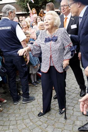 Prinzessin Beatrix von den den Niederlanden bei ihrem Besuch in der Geburtsstadt ihres verstorbenen Ehemannes Claus von Amsberg im niedersächssischen Htzacker am 6.09.2026 in Deutschland. Im Rahmen ihres Besuches stand eine Stadbesichtigung, Eintrag in das Goldene Buch und eine Königslinde Baumpflanzung in der Kleinstadt bei Hamburg auf dem Programm. Princess Beatrix of the Netherlands during her visit to Hitzacker, Lower Saxony- the birthplace of her late husband Claus von Amsberg- on September 6, 2026 in Germany. Her visit to the small town near Hamburg included a sightseeing tour, an entry in the Golden Book and the planting of a Royal Lime tree. Beatrix von den Niederlanden und ihre Soehne Koenig Willem-Alexander und Prinz Co 