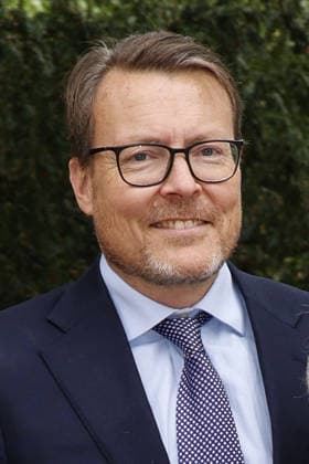 Prinz Constantijn von den Niederlanden beim Besuch in der Geburtsstadt von seinem verstorbenen Vater Claus von Amsberg im niedersächssischen Htzacker am 6.09.2026 in Deutschland. Im Rahmen des Besuches stand eine Stadbesichtigung, Eintrag in das Goldene Buch und eine Königslinde Baumpflanzung in der Kleinstadt bei Hamburg auf dem Programm Prince Constantijn of the Netherlands during the visit to Hitzacker, Lower Saxony- the birthplace of his deceased father Prince Claus von Amsberg- on September 6, 2026 in Germany. His visit to the small town near Hamburg included a sightseeing tour, an entry in the Golden Book and the planting of a Royal Lime tree. Beatrix von den Niederlanden und ihre Soehne Koenig Willem-Alexander und Prinz 