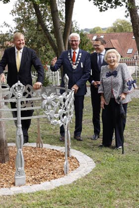 Prinzessin Beatrix von den den Niederlanden und ihre Soehne Koenig Willem-Alexander und Prinz Constantijn bei ihrem Besuch in der Geburtsstadt von Claus von Amsberg im niedersächssischen Htzacker am 6.09.2026 in Deutschland. Im Rahmen ihres Besuches stand eine Stadbesichtigung, Eintrag in das Goldene Buch und eine Königslinde Baumpflanzung in der Kleinstadt bei Hamburg auf dem Programm. Princess Beatrix of the Netherlands and her sons King Willem-Alexander and Prince Constantijn during their visit to Hitzacker, Lower Saxony- the birthplace of Prince Claus von Amsberg- on September 6, 2026 in Germany. Their visit to the small town near Hamburg included a sightseeing tour, an entry in the Golden Book and the planting of a Royal Li 