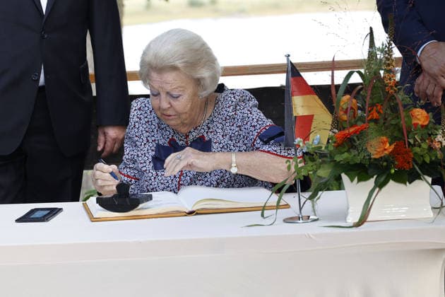 Prinzessin Beatrix von den den Niederlanden bei ihrem Besuch in der Geburtsstadt ihres verstorbenen Ehemannes Claus von Amsberg im niedersächssischen Htzacker am 6.09.2026 in Deutschland. Im Rahmen ihres Besuches stand eine Stadbesichtigung, Eintrag in das Goldene Buch und eine Königslinde Baumpflanzung in der Kleinstadt bei Hamburg auf dem Programm. Princess Beatrix of the Netherlands during her visit to Hitzacker, Lower Saxony- the birthplace of her late husband Claus von Amsberg- on September 6, 2026 in Germany. Her visit to the small town near Hamburg included a sightseeing tour, an entry in the Golden Book and the planting of a Royal Lime tree. Beatrix von den Niederlanden und ihre Soehne Koenig Willem-Alexander und Prinz Co 