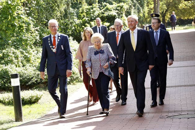 Prinzessin Beatrix von den den Niederlanden und ihre Soehne Koenig Willem-Alexander und Prinz Constantijn bei ihrem Besuch in der Geburtsstadt von Claus von Amsberg im niedersächssischen Htzacker am 6.09.2026 in Deutschland. Im Rahmen ihres Besuches stand eine Stadbesichtigung, Eintrag in das Goldene Buch und eine Königslinde Baumpflanzung in der Kleinstadt bei Hamburg auf dem Programm. Princess Beatrix of the Netherlands and her sons King Willem-Alexander and Prince Constantijn during their visit to Hitzacker, Lower Saxony- the birthplace of Prince Claus von Amsberg- on September 6, 2026 in Germany. Their visit to the small town near Hamburg included a sightseeing tour, an entry in the Golden Book and the planting of a Royal Li 