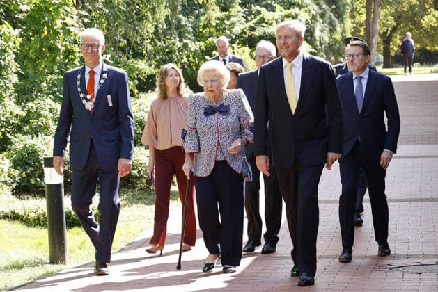 Prinzessin Beatrix von den den Niederlanden und ihre Soehne Koenig Willem-Alexander und Prinz Constantijn bei ihrem Besuch in der Geburtsstadt von Claus von Amsberg im niedersächssischen Htzacker am 6.09.2026 in Deutschland. Im Rahmen ihres Besuches stand eine Stadbesichtigung, Eintrag in das Goldene Buch und eine Königslinde Baumpflanzung in der Kleinstadt bei Hamburg auf dem Programm. Princess Beatrix of the Netherlands and her sons King Willem-Alexander and Prince Constantijn during their visit to Hitzacker, Lower Saxony- the birthplace of Prince Claus von Amsberg- on September 6, 2026 in Germany. Their visit to the small town near Hamburg included a sightseeing tour, an entry in the Golden Book and the planting of a Royal Li 
