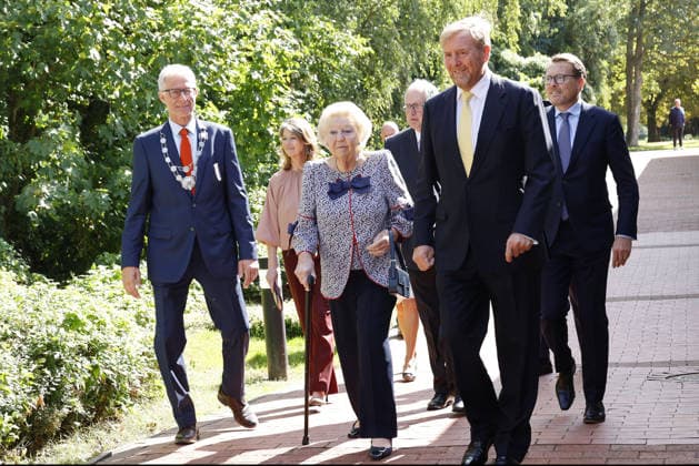 Prinzessin Beatrix von den den Niederlanden und ihre Soehne Koenig Willem-Alexander und Prinz Constantijn bei ihrem Besuch in der Geburtsstadt von Claus von Amsberg im niedersächssischen Htzacker am 6.09.2026 in Deutschland. Im Rahmen ihres Besuches stand eine Stadbesichtigung, Eintrag in das Goldene Buch und eine Königslinde Baumpflanzung in der Kleinstadt bei Hamburg auf dem Programm. Princess Beatrix of the Netherlands and her sons King Willem-Alexander and Prince Constantijn during their visit to Hitzacker, Lower Saxony- the birthplace of Prince Claus von Amsberg- on September 6, 2026 in Germany. Their visit to the small town near Hamburg included a sightseeing tour, an entry in the Golden Book and the planting of a Royal Li 