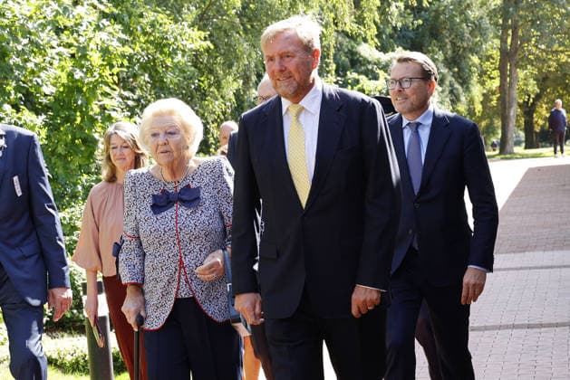 Prinzessin Beatrix von den den Niederlanden und ihre Soehne Koenig Willem-Alexander und Prinz Constantijn bei ihrem Besuch in der Geburtsstadt von Claus von Amsberg im niedersächssischen Htzacker am 6.09.2026 in Deutschland. Im Rahmen ihres Besuches stand eine Stadbesichtigung, Eintrag in das Goldene Buch und eine Königslinde Baumpflanzung in der Kleinstadt bei Hamburg auf dem Programm. Princess Beatrix of the Netherlands and her sons King Willem-Alexander and Prince Constantijn during their visit to Hitzacker, Lower Saxony- the birthplace of Prince Claus von Amsberg- on September 6, 2026 in Germany. Their visit to the small town near Hamburg included a sightseeing tour, an entry in the Golden Book and the planting of a Royal Li 