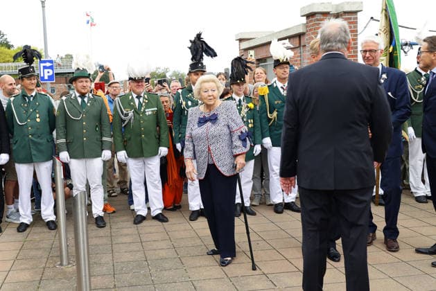 Prinzessin Beatrix von den den Niederlanden bei ihrem Besuch in der Geburtsstadt ihres verstorbenen Ehemannes Claus von Amsberg im niedersächssischen Htzacker am 6.09.2026 in Deutschland. Im Rahmen ihres Besuches stand eine Stadbesichtigung, Eintrag in das Goldene Buch und eine Königslinde Baumpflanzung in der Kleinstadt bei Hamburg auf dem Programm. Princess Beatrix of the Netherlands during her visit to Hitzacker, Lower Saxony- the birthplace of her late husband Claus von Amsberg- on September 6, 2026 in Germany. Her visit to the small town near Hamburg included a sightseeing tour, an entry in the Golden Book and the planting of a Royal Lime tree. Beatrix von den Niederlanden und ihre Soehne Koenig Willem-Alexander und Prinz Co 