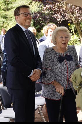 Prinzessin Beatrix von den den Niederlanden und ihr Sohn Prinz Constantijn bei ihrem Besuch in der Geburtsstadt von Claus von Amsberg im niedersächssischen Htzacker am 6.09.2026 in Deutschland. Im Rahmen ihres Besuches stand eine Stadbesichtigung, Eintrag in das Goldene Buch und eine Königslinde Baumpflanzung in der Kleinstadt bei Hamburg auf dem Programm Princess Beatrix of the Netherlands and her son Prince Constantijn during their visit to Hitzacker, Lower Saxony- the birthplace of her late husband Claus von Amsberg- on September 6, 2026 in Germany. Their visit to the small town near Hamburg included a sightseeing tour, an entry in the Golden Book and the planting of a Royal Lime tree. Beatrix von den Niederlanden und ihre S 