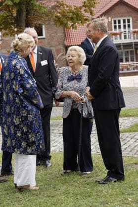 Prinzessin Beatrix von den den Niederlanden und ihr Sohn Koenig Willem-Alexander bei ihrem Besuch in der Geburtsstadt von Claus von Amsberg im niedersächssischen Htzacker am 6.09.2026 in Deutschland. Im Rahmen ihres Besuches stand eine Stadbesichtigung, Eintrag in das Goldene Buch und eine Königslinde Baumpflanzung in der Kleinstadt bei Hamburg auf dem Programm Princess Beatrix of the Netherlands and her son King Willem-Alexander during their visit to Hitzacker, Lower Saxony- the birthplace of her late husband Claus von Amsberg- on September 6, 2026 in Germany. Their visit to the small town near Hamburg included a sightseeing tour, an entry in the Golden Book and the planting of a Royal Lime tree. Beatrix von den Niederlanden u 