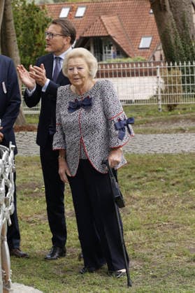 Prinzessin Beatrix von den den Niederlanden und ihr Sohn Prinz Constantijn bei ihrem Besuch in der Geburtsstadt von Claus von Amsberg im niedersächssischen Htzacker am 6.09.2026 in Deutschland. Im Rahmen ihres Besuches stand eine Stadbesichtigung, Eintrag in das Goldene Buch und eine Königslinde Baumpflanzung in der Kleinstadt bei Hamburg auf dem Programm Princess Beatrix of the Netherlands and her son Prince Constantijn during their visit to Hitzacker, Lower Saxony- the birthplace of her late husband Claus von Amsberg- on September 6, 2026 in Germany. Their visit to the small town near Hamburg included a sightseeing tour, an entry in the Golden Book and the planting of a Royal Lime tree. Beatrix von den Niederlanden und ihre S 