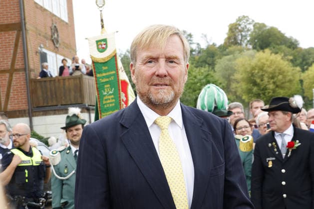 Koenig Willem-Alexander von den Niederlanden beim Besuch in der Geburtsstadt von seinem verstorbenen Vater Claus von Amsberg im niedersächssischen Htzacker am 6.09.2026 in Deutschland. Im Rahmen des Besuches stand eine Stadbesichtigung, Eintrag in das Goldene Buch und eine Königslinde Baumpflanzung in der Kleinstadt bei Hamburg auf dem Programm King Willem-Alexander of the Netherlands during the visit to Hitzacker, Lower Saxony- the birthplace of his deceased father Prince Claus von Amsberg- on September 6, 2026 in Germany. His visit to the small town near Hamburg included a sightseeing tour, an entry in the Golden Book and the planting of a Royal Lime tree. Beatrix von den Niederlanden und ihre Soehne Koenig Willem-Alexander u 