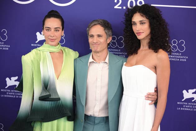 83rd Venice International Film Festival in Venice, Italy - 06 Sep 2026. Mexican actress Esperanza Pimentel, Mexican director Gael García Bernal and Brazilian actress Débora Nascimento attend the photocall of the film Hombre al agua during the 83rd Venice International Film Festival. Venice Italy Copyright: xMarcoxBaradax xSOPAxImagesx 20260906_PHOTOCALL HOMBRE AL AGUA-143A