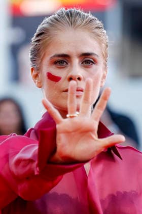 September 6, 2026, Venice, ITALY: Italian actor and host Greta Scarano draws a red mark on her face with lipstick, symbolising a campaign against violence to women as she arrives for the premiere of ™The Echo Chamber at the 83rd annual Venice International Film Festival, in Venice, Italy, 06 September 2026. The movie is presented in official competition Venezia83 at the festival running from 02 to 12 September 2026. ANSA FABIO FRUSTACI. Venice ITALY  - ZUMAa110 20260906_zaf_a110_100 Copyright: xFabioxFrustacix