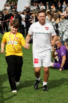Johannes Oerding at the Kicken mit Herz charity soccer game to benefit the UKE s pediatric ward at Hoheluft Stadium in Hamburg, September 6, 2026 Foto:xgbrcix xFuturexImagex kicken_6953