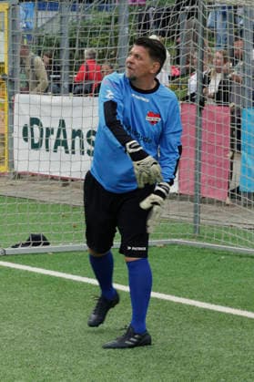 Tim Mälzer at the Kicken mit Herz charity soccer game to benefit the UKE s pediatric ward at Hoheluft Stadium in Hamburg, September 6, 2026 Foto:xgbrcix xFuturexImagex kicken_6908