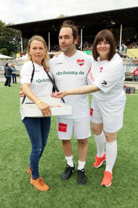 Nova Meierhenrich, Axel Bosse, and Katharina Fegebank at the Kicken mit Herz charity soccer match to benefit the UKE s pediatric ward at Hoheluft Stadium in Hamburg, September 6, 2026 Foto:xgbrcix xFuturexImagex kicken_6916