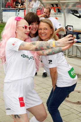 Belle La Donna, Katharina Fegebank, and Nova Meierhenrich at the Kicken mit Herz charity soccer match to benefit the pediatric ward at the UKE at Hoheluft Stadium in Hamburg, September 6, 2026 Foto:xgbrcix xFuturexImagex kicken_6975