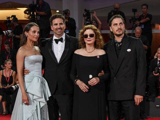 IPA88204574 - Venice, 83rd Venice International Film Festival 2026 - Night 5 - Red carpet for *THE ECHO CHAMBER* - Pictured: Alicia Vikander, Susan Sarandon, director Andrea Pallaoro, and Luca Marinelli  Copyright: xManuelexMangiarottix xPoolxPhotoxEventsx08x 88204574