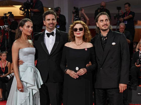IPA88204579 - Venice, 83rd Venice International Film Festival 2026 - Night 5 - Red carpet for *THE ECHO CHAMBER* - Pictured: Alicia Vikander, Susan Sarandon, director Andrea Pallaoro, and Luca Marinelli  Copyright: xManuelexMangiarottix xPoolxPhotoxEventsx08x 88204579