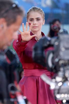Greta Scarano at the premiere of the film *The Echo Chamber* at the 2023 Venice Biennale—the 83rd Venice International Film Festival—at the Palazzo del Cinema in Venice, September 6, 2026 Foto:xD.xBedrosianx xFuturexImagex chamber_6923