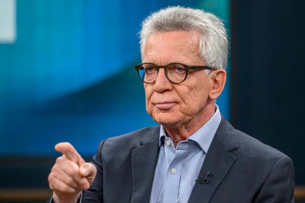 Pictured from left: Thomas de Maizière, CDU, former Federal Minister, Germany, Berlin, studio, guest on Caren Miosga’s political talk show, TV program, Das Erste, broadcast from Studio 20 in Berlin-Adlershof; topic: the results and consequences of the state election in Saxony-Anhalt, The AfD and the state election in Saxony-Anhalt, September 6, 2026, Copyright: HMBxMedia UwexKoch