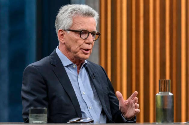 Pictured, from left: Thomas de Maizière, CDU, former Federal Minister, Germany, Berlin, studio, guest on Caren Miosga’s Polittalk, TV program, Das Erste, broadcast from Studio 20 in Berlin-Adlershof; topic: the results and consequences of the state election in Saxony-Anhalt, The AfD and the state election in Saxony-Anhalt, September 6, 2026, Copyright: HMBxMedia UwexKoch