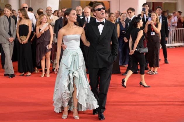 The echo chamber red carpet in Venice Lido - 06 Sep 2026 Michael Fassbender (l) and Alicia Vikander (r) attend the red carpet of movie The echo chamber during the 83rd Venice Film Festival at Palazzo del cinema. Venice Lido Italy Copyright: xMarioxCartellix xSOPAxImagesx _DSC9653