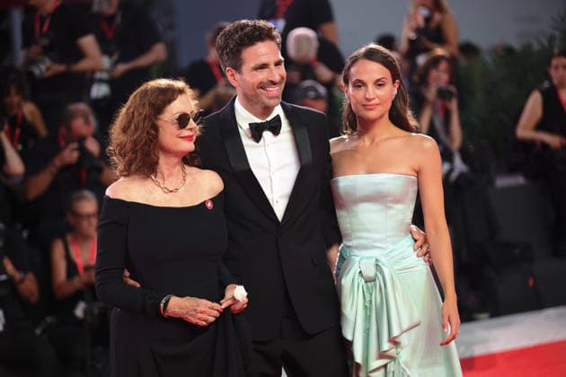 83rd Venice International Film Festival in Venice, Italy - 06 Sep 2026. American actress Susan Sarandon, Italian director Andrea Pallaoro, Swedish actress Alicia Vikander attend the red carpet of the film The Echo Chamber at the 83rd Venice International Film Festival at the Sala Grande. The Filming Italy Venice Award delegation, with 80 international and national guests, will also walk this carpet afterward. Venice Italy Copyright: xMarcoxBaradax xSOPAxImagesx 20260906_RED CARPET THE ECHO CHAMBER AND HOMBRE AL AGUA-1823