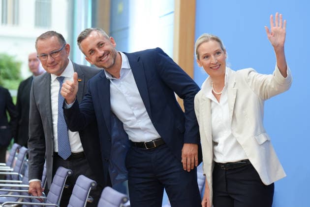 Federal Press Conference: AfD on the Impact of the State Election in Saxony-Anhalt on Federal Politics; Group photo of Tino Chrupalla (AfD), Ulrich Siegmund (AfD), and Alice Weidel (AfD), both waving to photographers at the Federal Press Conference following the 2026 state election in Saxony-Anhalt and its implications for federal politics, Berlin, September 7,
