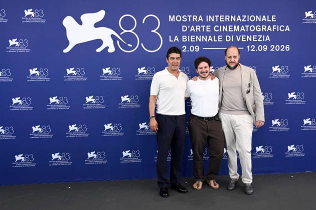 IPA88229992 - Venice, 83rd Venice International Film Festival 2026, Day 6 Film photocall: I figli della scimmia Pictured: Riccardo Scamarcio, Tommaso Landucci, Fausto Russo Alesi  Copyright: xAlbertoxTerenghi PoolxPhotoxEventsx08x xPoolxPhotoxEventsx08x 88229992