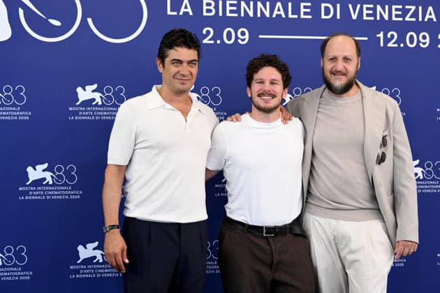 IPA88229998 - Venice, 83rd Venice International Film Festival 2026, Day 6 Film photocall: I figli della scimmia Pictured: Riccardo Scamarcio, Tommaso Landucci, Fausto Russo Alesi  Copyright: xAlbertoxTerenghi PoolxPhotoxEventsx08x xPoolxPhotoxEventsx08x 88229998