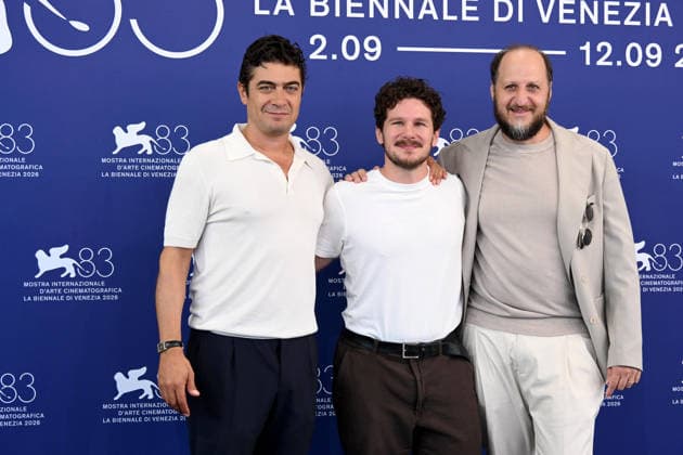 IPA88229996 - Venice, 83rd Venice International Film Festival 2026, Day 6 Film photocall: I figli della scimmia Pictured: Riccardo Scamarcio, Tommaso Landucci, Fausto Russo Alesi  Copyright: xAlbertoxTerenghi PoolxPhotoxEventsx08x xPoolxPhotoxEventsx08x 88229996