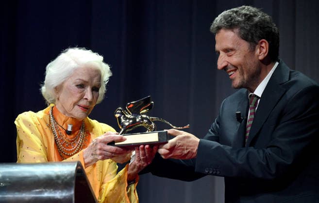 September 7, 2026, Venice, ITALY: US actor Ellen Burstyn receives the Golden Lion for Lifetime Achievement from President of the Biennale, Pietrangelo Buttafuoco (R), during the Venice International Film Festival, in Venice, Italy, 07 September 2026. The 83rd edition of the Venice Film Festival runs from 02 to 12 September 2026. ANSA ETTORE FERRARI. Venice ITALY  - ZUMAa110 20260907_zaf_a110_033 Copyright: xEttorexFerrarix