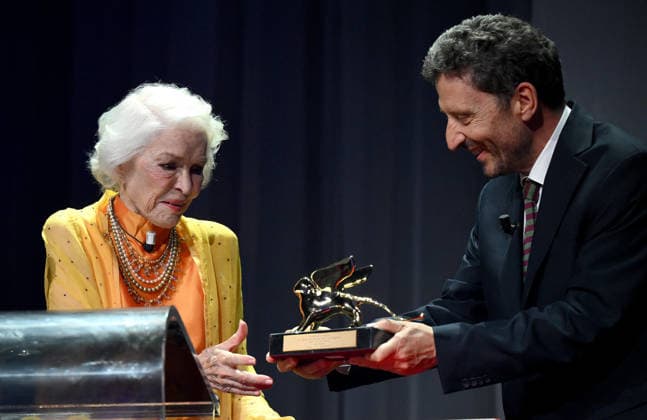 September 7, 2026, Venice, ITALY: US actor Ellen Burstyn receives the Golden Lion for Lifetime Achievement from President of the Biennale, Pietrangelo Buttafuoco (R), during the Venice International Film Festival, in Venice, Italy, 07 September 2026. The 83rd edition of the Venice Film Festival runs from 02 to 12 September 2026. ANSA ETTORE FERRARI. Venice ITALY  - ZUMAa110 20260907_zaf_a110_034 Copyright: xEttorexFerrarix